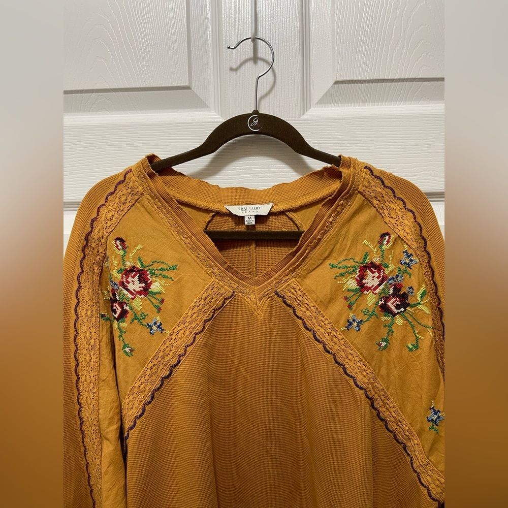 Tru Luxe Womens Embroidered V-Neck Top Blouse Size M Knit Floral NWT - Picture 2 of 11